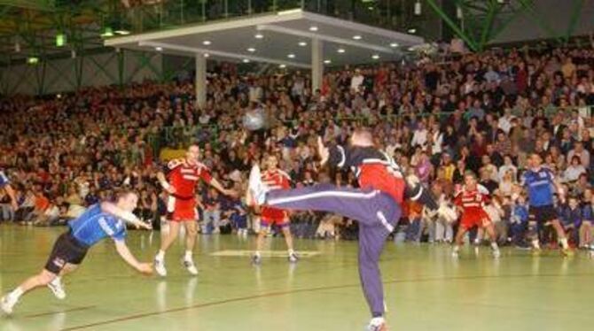 Proppenvoll: Die Kurt-App-Sporthalle bei Heimspielen der VfL-Handball-Bundesligamannschaft.  FOTO: NIETHAMMER