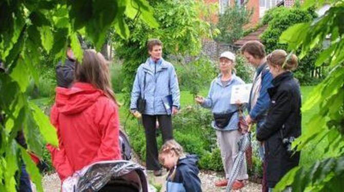 Von Betzinger Bauern und Leinwebern erzählte Jorunn Hamer (Dritte von rechts) im Garten des Heimatmuseums.  FOTO: SCHÄLE-SCHMITT