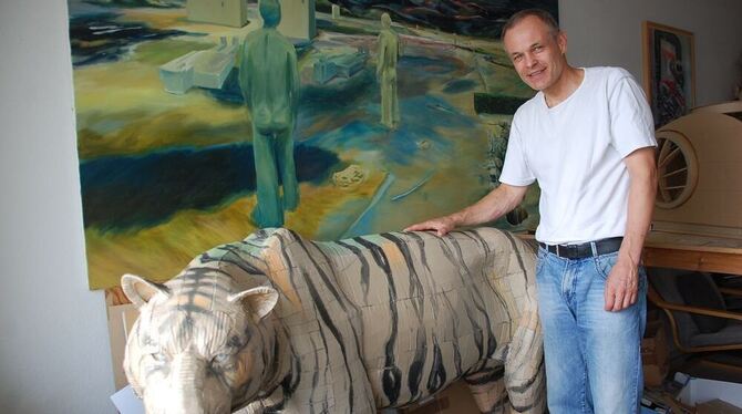 Der erste der drei sibirischen Tiger von Thomas Waldner. Im Hintergrund ein noch unfertiges Acrylbild des Künstlers. GEA-FOTO: S