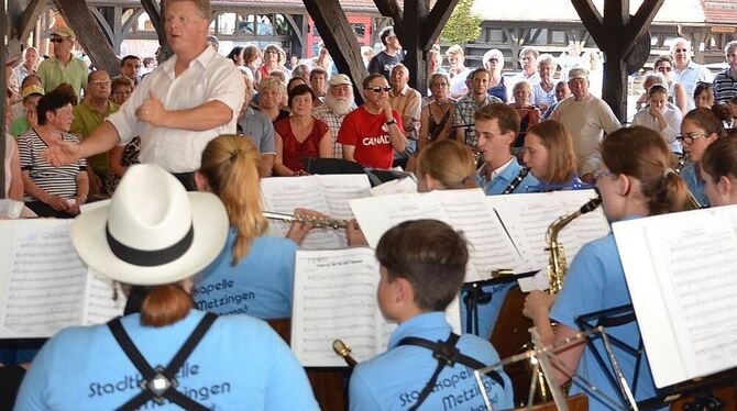 Die Stadtkapelle unterm Dach der Äußeren Kelter, das Publikum dicht gedrängt drum herum. FOTO: MARA SANDER