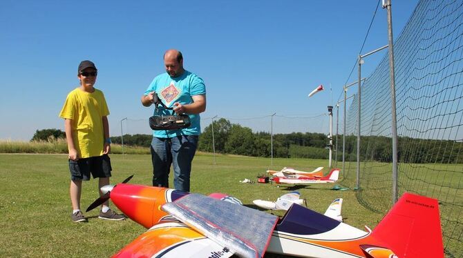 Für das große Kunstflug-Modell »Extra 330« muss Flugschüler Fabrice noch ein bisschen üben. Zusammen mit seinem Lehrer Jonathan