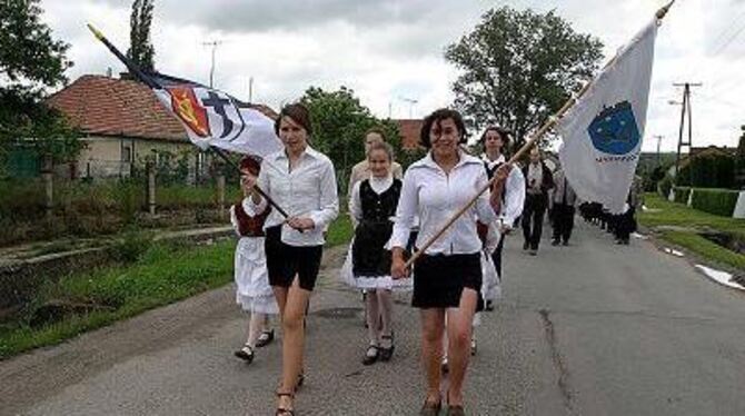 Marsch durch Mariahalom mit Blasmusik, Fahnenträgerinnen vorneweg. FOTO: BAIER