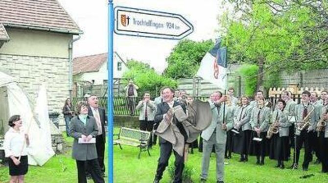 Helle Freude beim Enthüllen des Trochtelfinger Wegweisers vor dem Kulturhaus im ungarischen Máriahalom mit den Bürgermeistern Fr