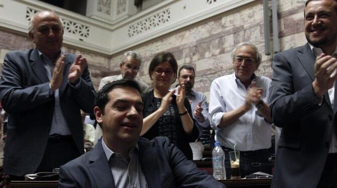 Abgeordnete applaudieren Ministerpräsident Tsipras im griechischen Parlament. Foto: Alexandros Vlachos