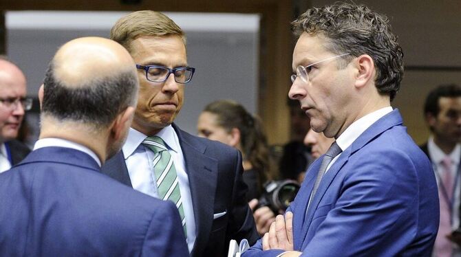 Finnlands Finanzminister Alexander Stubb (Mitte) und Eurogruppen-Präsident Jeroen Dijsselbloem bei einer von vielen Krisensitzun