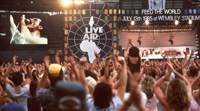 Die Fans jubeln während des Auftritts von »Queen«-Sänger Freddie Mercury. Das größte Rockkonzert aller Zeiten, organisiert von d