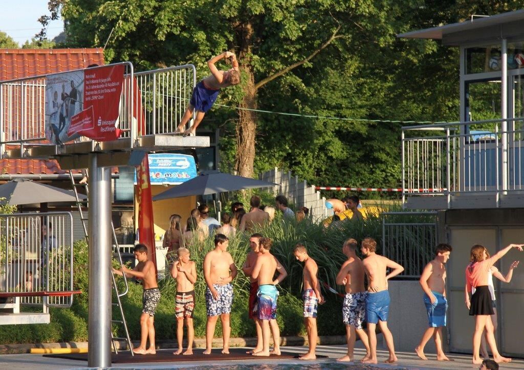 DLRG Poolparty im Pfullinger Freibad 2015