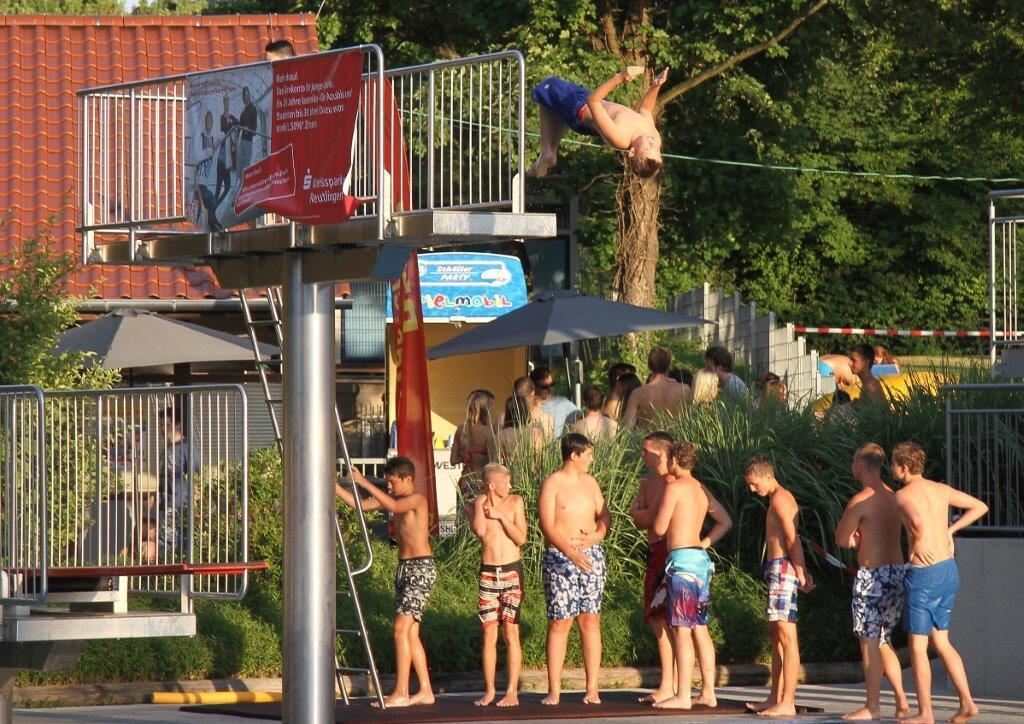 DLRG Poolparty im Pfullinger Freibad 2015