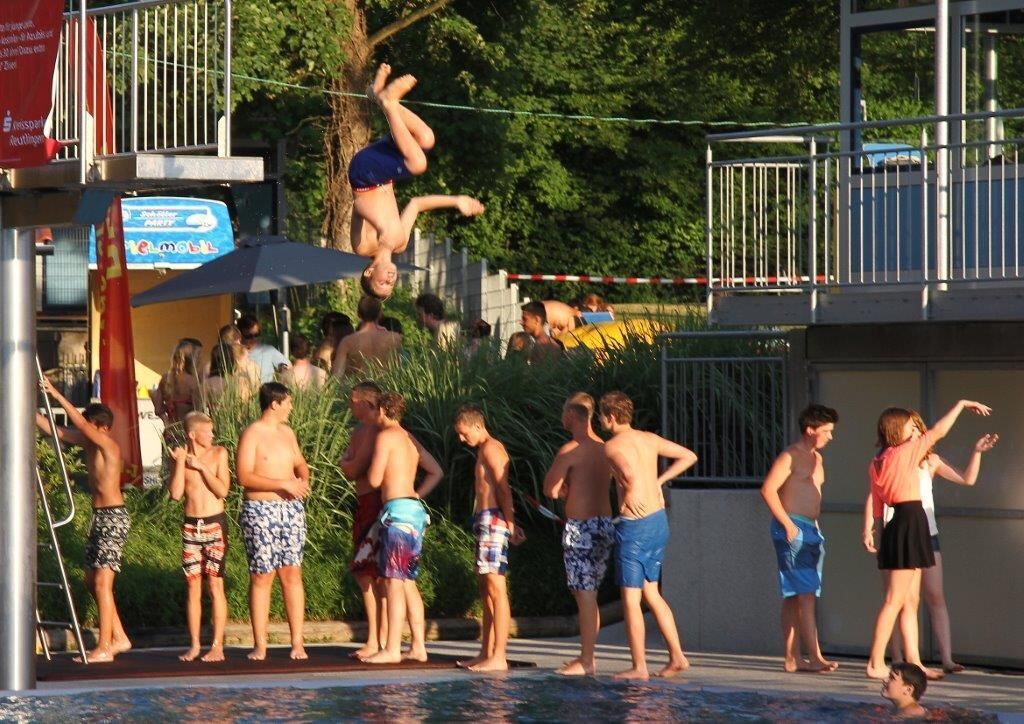 DLRG Poolparty im Pfullinger Freibad 2015