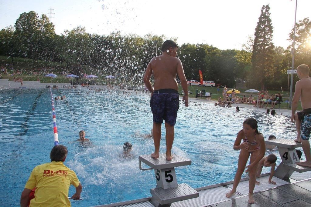 DLRG Poolparty im Pfullinger Freibad 2015