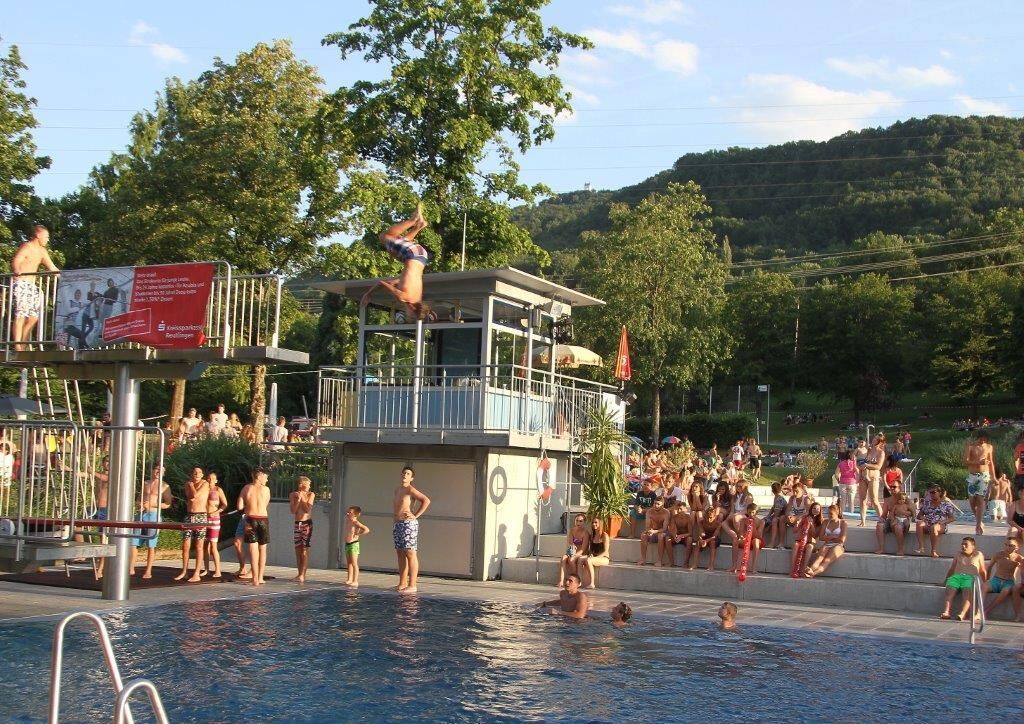 DLRG Poolparty im Pfullinger Freibad 2015