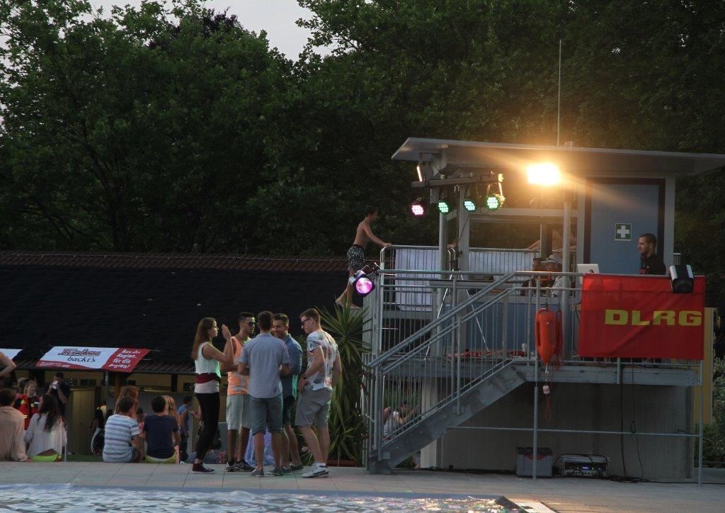 DLRG Poolparty im Pfullinger Freibad 2015