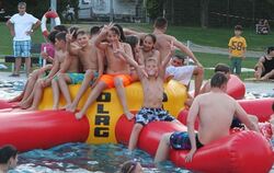 Erfrischender Spaß im Freibad-Becken: Die Jugendlichen machen begeistert mit bei der Pool-Party in Pfullingen. FOTO: KOZJEK