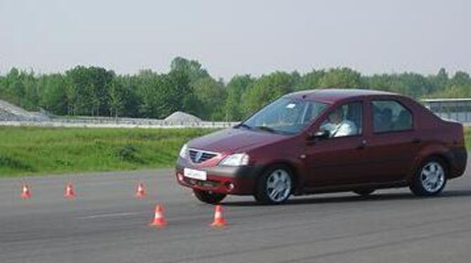 Dacia Logan ohne Salto beim Ausweichtest unterwegs. GEA-FOTO: ZENKE