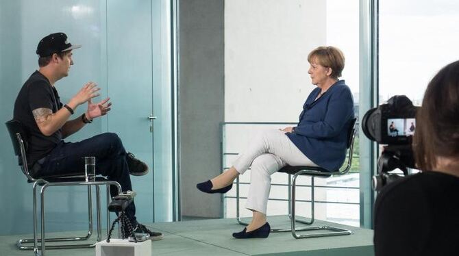 Bundeskanzlerin Angela Merkel im Interview mit Florian Mundt alias LeFloid im Bundeskanzleramt. Foto: Bundeskanzleramt/Steffe