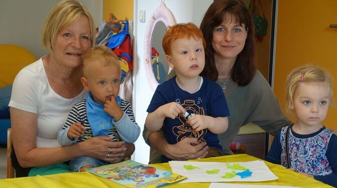 Heide Rampp (links) und Melanie Koler mit ihren Schützlingen Jonathan, Magnus und Mara. GEA-FOTO: DÖRR