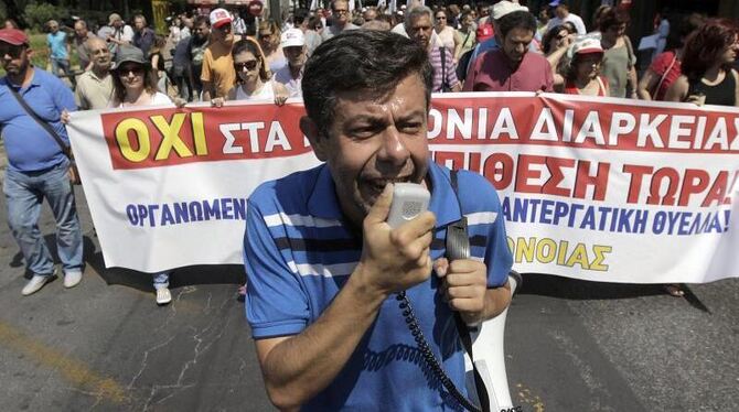 Ein Teil der griechischen Staatsbediensteten ist aus Protest gegen die Sparpläne in einen 24-stündigen Streik getreten, dem s