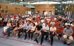 Rund 250 Besucher kamen zur Bürgerversammlung des Landkreises. GEA-FOTO: PACHER