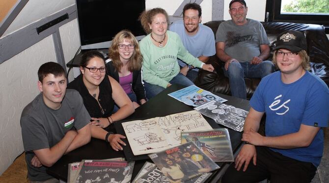 Viele Erinnerungsstücke auf und mehrere Jugendclub-Generationen am Tisch: Tim Gallmetzer, Ulla Rall, Ann-Kathrin Schuster, Dorot