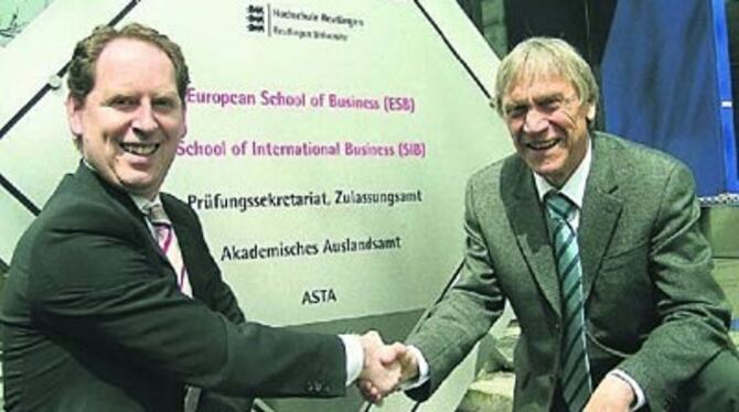 Premiere mit Folgen: Zur Diplomierungsfeier 2004 trugen die Studenten der »European School of Business« erstmals Talare - und wollen das auch künftig so machen.
FOTO: HR