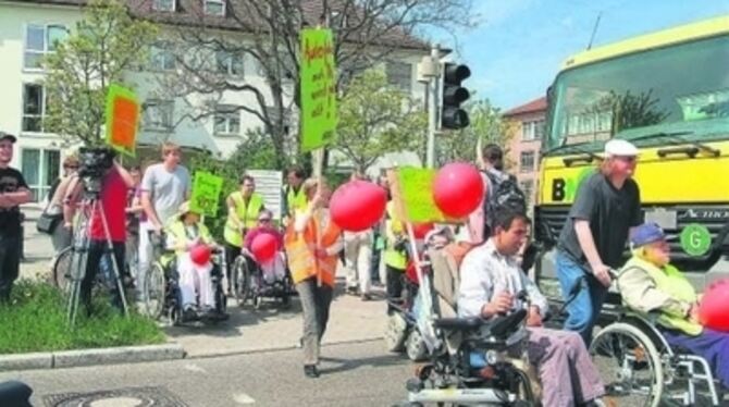 Schon mal mit einem Lastwagen &raquo;gekuschelt&laquo;? Auf der Eberhardstraße ist dies täglich mehrfach möglich, denn hier halt