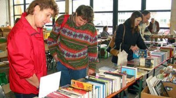 Heiß begehrte Schmöker: Der Ansturm auf den Bücherflohmarkt war diesmal deutlich größer. FOTO: ANSTÄDT