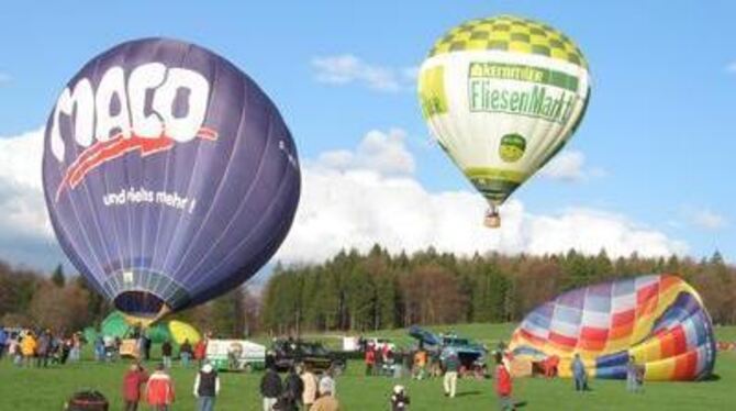 Beim Ballontreffen in Sonnenbühl hielt sich die Zahl der Starter wegen des Wetters in Grenzen. Zuschauer kamen trotzdem. FOTO: M