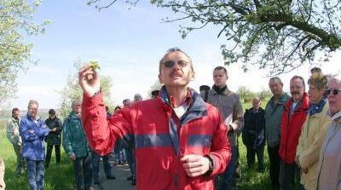 Blütenreich und informativ: 200 Teilnehmer schlossen sich dem Rundgang mit Fachmann Ulrich Schröfel (Mitte) an. FOTO: REISNER