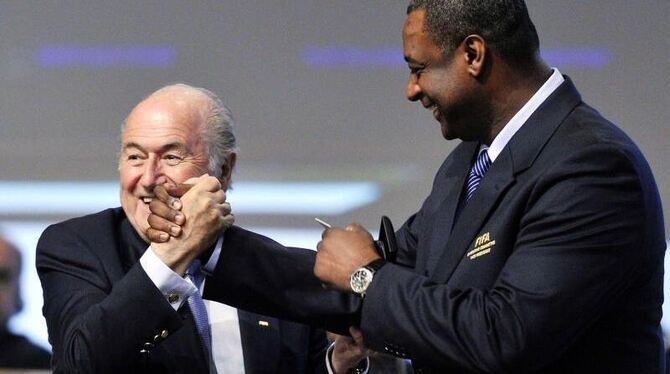 Joseph Blatter und Jeffrey Webb arbeiteten einst eng miteinander. Foto: Laszlo Beliczay