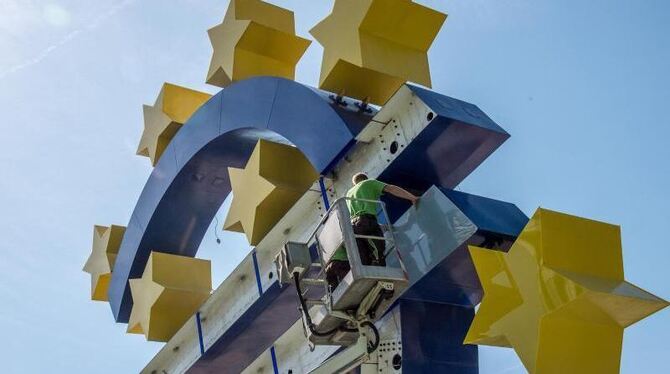 Euro-Skulptur in Frankfurt am Main. Die EZB hat einer leichten Ausweitung der Ela-Hilfen zugestimmt. Foto: Boris Roessler