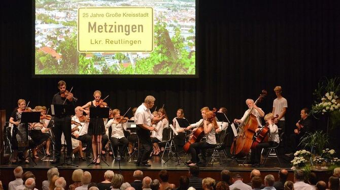 Reden und Unterhaltsames im Wechsel bei der Jubiläumsfeier in der Stadthalle: Die (Fest-)Ansprachen von Innenminister Reinhold G