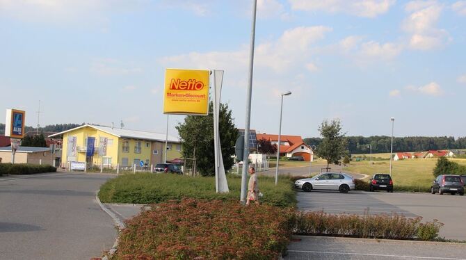 Aldi und Netto sind schon da, Edeka möchte kommen (ein Baugesuch für die Wiese rechts liegt längst vor). Doch die Pläne stocken