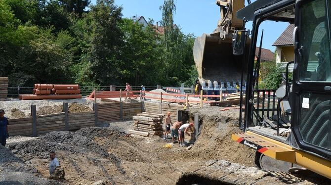 Zwanzig Stahlträger sind rund um das Loch für das neue Regenüberlaufbecken in der Friedrichstraße gesetzt worden. Nach und nach