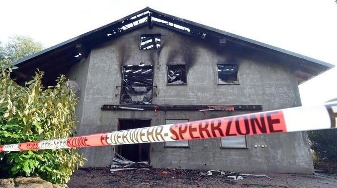 Ausgebranntes Gebäude in Remchingen. Das Haus sollte zur Flüchtlingsunterkunft ausgebaut werden. Foto: Uli Deck