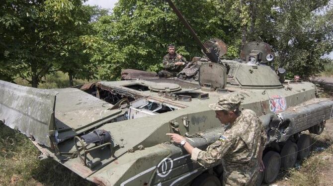 Prorussische Separatisten mit einem Panzer in Mariupol. Schwere Waffen mit einem Kaliber von über 100 Millimetern sollen von