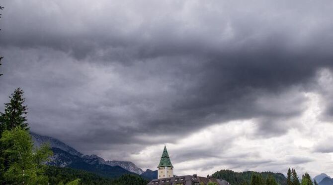 2,2 Millionen Euro hat allein der Sicherheitszaun rund um Schloss Elmau gekostet. Foto: Michael Kappeler