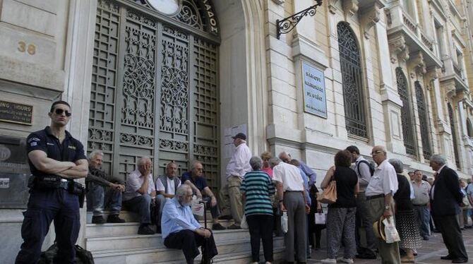 Griechische Rentner warten vor der Nationalbank in Athen. Die Banken waren drei Wochen zwangsweise geschlossenen. Foto: Orest