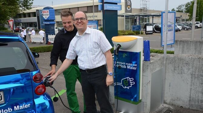 Tanken aus der Steckdose: Bürgermeister Michael Schrenk (rechts) und Sebastian Maier, Inhaber von Gottlob Maier Bosch Service in