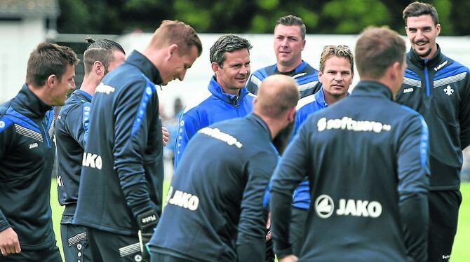 Vater des Erfolges an traditionsreicher Stätte: Dirk Schuster (Mitte) macht aus dem Böllenfalltor wieder eine Erstliga-Arena. FO