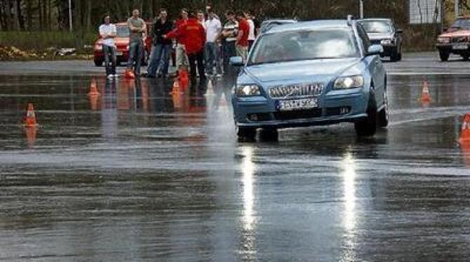 Mit Vollgas durch die Kurve: Beim ADAC-Sicherheitstraining lässt sich der Grenzbereich des eigenen Autos erfahren. GEA-FOTO: CON