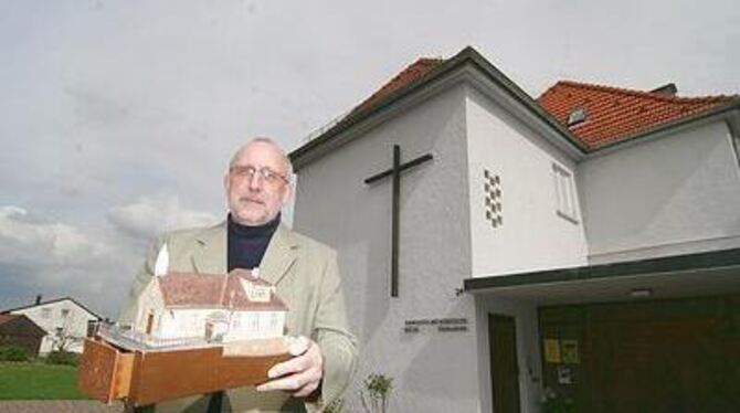 Pastor Bernd Osigus von der evangelisch-methodistischen Kirche Pliezhausen mit einem Modell der alten Kirche, das früher als Opf