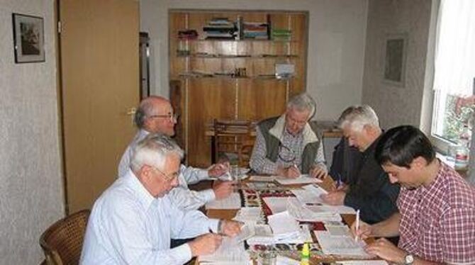 Eintracht-Team beim Auswerten. FOTO: V