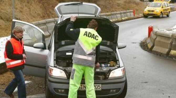 Ein Pannenhelfer des Automobilclubs ADAC untersucht den Motor eines Autos. FOTO: DPA