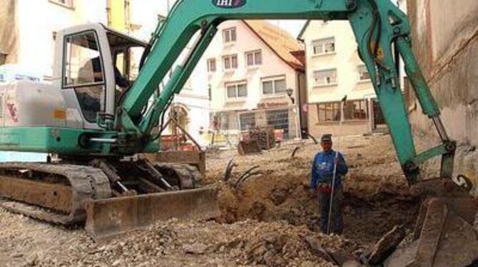 Auf felsigen Untergrund stieß die Baufirma gestern beim Beginn der Arbeiten für die neue Trochtelfinger Bücherei.  FOTO: BAIER