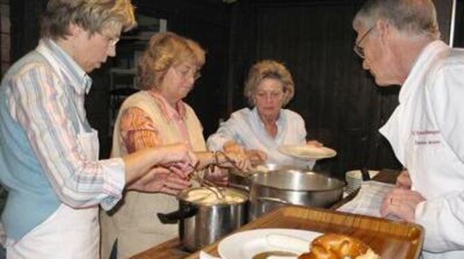 Jazzmusik, Weißwurst und Brezel serviert von Lions-Clubmitgliedern sind Kennzeichen des Jazzbrunch in der Kelter.  FOTO: SANDER