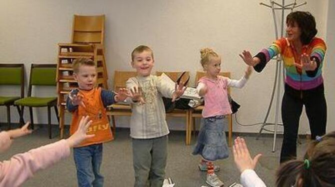 Im Kindergarten: Edina Schaal beim Selbstbehauptungstraining mit Kindern. FOTO: KAB