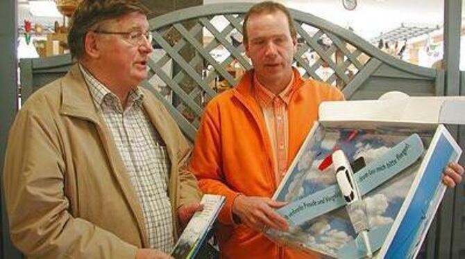 Dietrich Sachs und Dieter Schwenk (rechts) mit dem Modellflugzeug, als Protestüberbringer gegen das überzogene Gesetz. FOTO: BIM