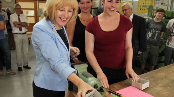 Staatssekretärin Marion von Wartenberg langte auch mal hin bei ihrem Besuch in Reutlingen. FOTO: LEISTER