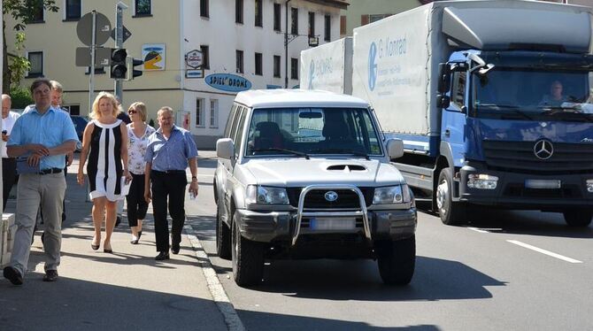 Welche Auswirkungen schon ein einzelnes, am Straßenrand parkendes Fahrzeug auf den Verkehrsfluss der Bundesstraße haben kann, ha