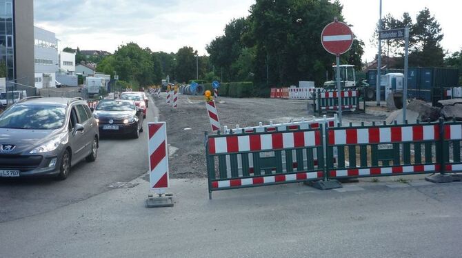 Raus geht, rein nicht: Der Verkehr gen Neckar wird derzeit am Ortseingang über die Metzinger Straße ins Dorf geleitet.  GEA-FOTO